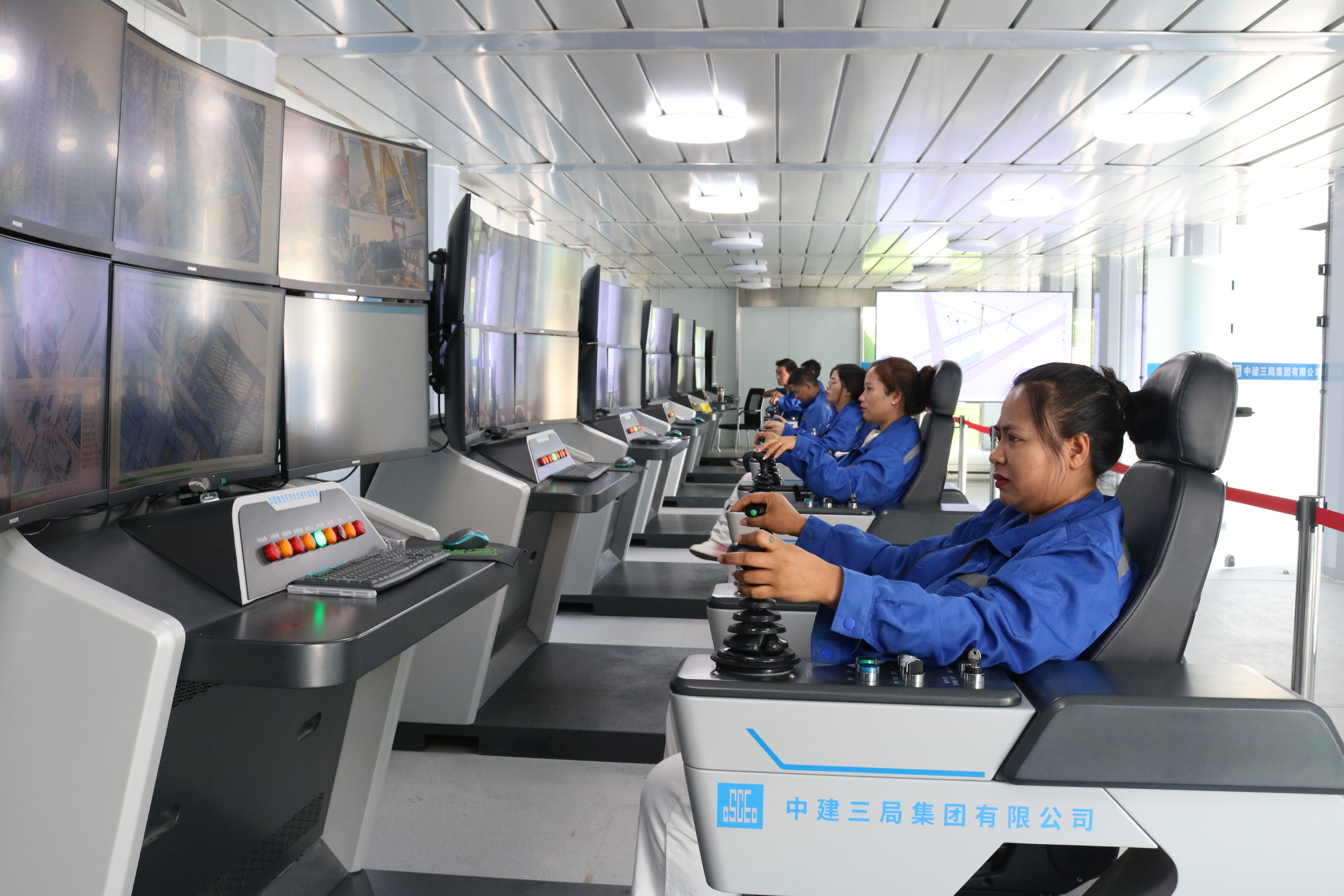 KAIYUN平台走进武汉智能建造现场：百米高空有“智能工厂”地下基坑有“遮阳伞”(图5)