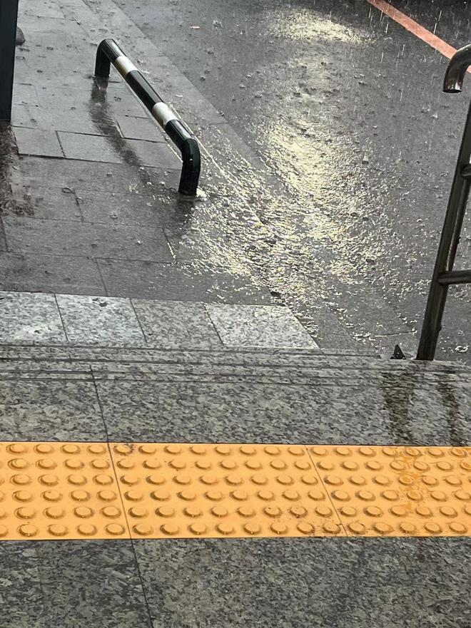 KAIYUN官网·开云长沙雷电暴雨赶在早高峰来了你是不是那个困在单位停车场的打工人？(图4)