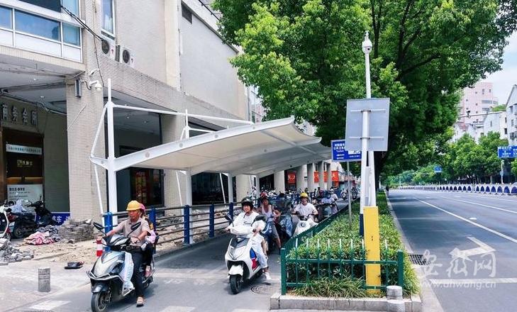 池州城区15个路口53个遮阳棚已建成近半 将在8月中旬全部建