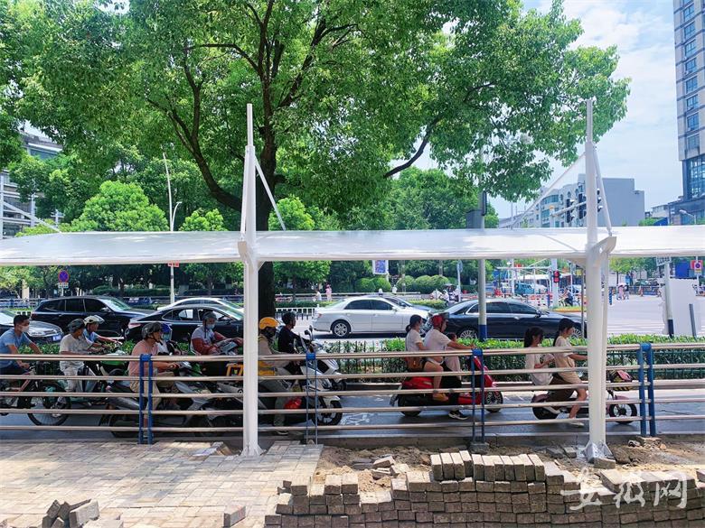 池州城区15个路口53个遮阳棚已建成近半 将在8月中旬全部建成(图2)