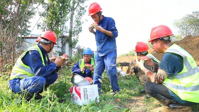 枣庄市市中区:多举措应对高温 为户外工作者消暑降温kaiyun(图2) 枣庄市市中区:多举措应对高温 为户外工作者消暑降温kaiyun(图2)