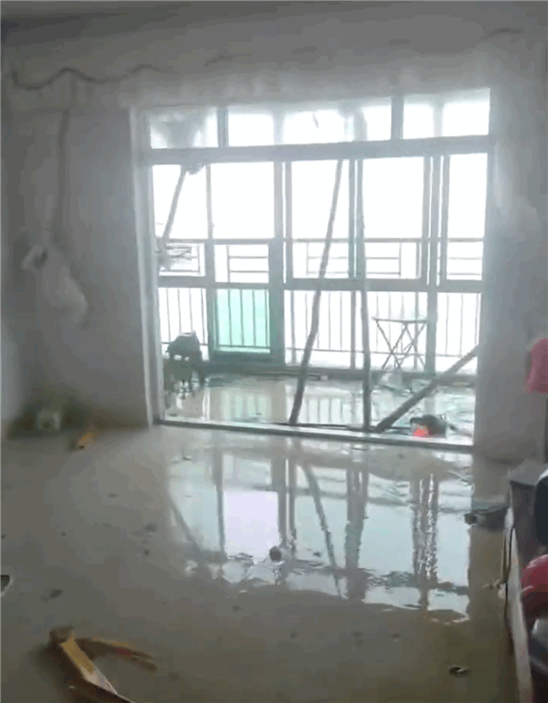 台风摩羯登陆kaiyun中国官方网站海南文昌！网友实拍汽车被原地吹翻(图2)