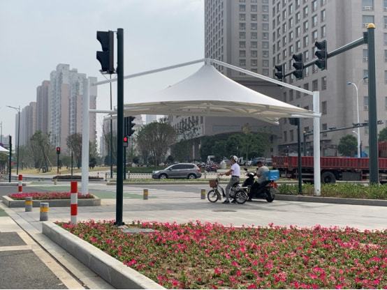 常州经开城管：便民遮阳棚“撑起”出行市民幸kaiyun官网福