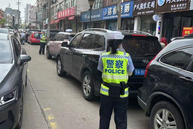 kaiyun站好“护学岗” 铺就“安全路” 黄冈交警强力整治校园周边交通秩序(图4) kaiyun站好“护学岗” 铺就“安全路” 黄冈交警强力整治校园周边交通秩序(图4)