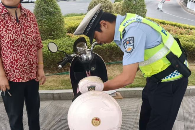 kaiyun站好“护学岗” 铺就“安全路” 黄冈交警强力整治校园周边交通秩序(图6) kaiyun站好“护学岗” 铺就“安全路” 黄冈交警强力整治校园周边交通秩序(图6)