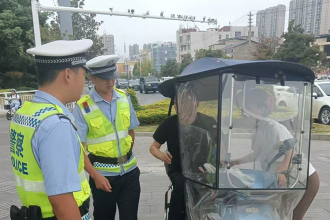 kaiyun站好“护学岗” 铺就“安全路” 黄冈交警强力整治校园周边交通秩序(图5) kaiyun站好“护学岗” 铺就“安全路” 黄冈交警强力整治校园周边交通秩序(图5)