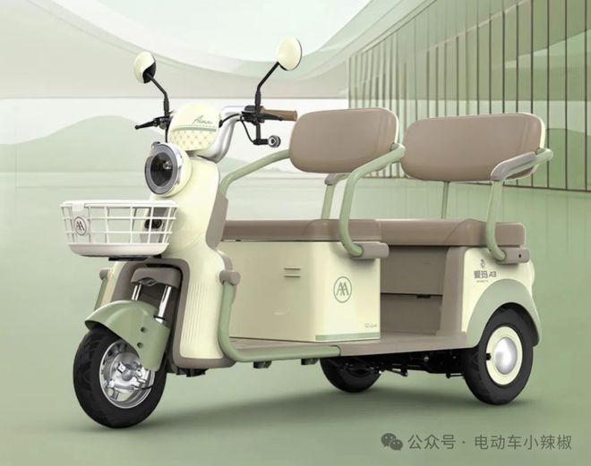 爱玛推出2款电动三轮车自带雨蓬颜值高大空间接送小孩很方便