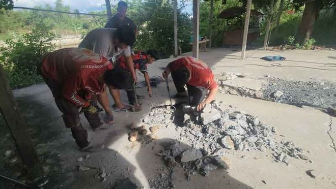 泰国男子停车时看见蛇头停车场地下竟是蛇窝(图2)