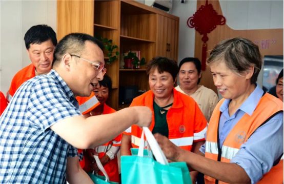 高温下的“清凉守护”江苏工会织密“防暑网”(图2)