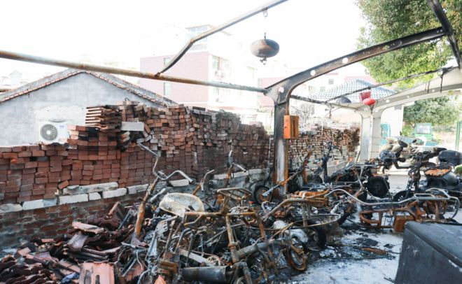 泸州一停车棚火光冲天40余辆电动车烧成“骨架”→(图2)