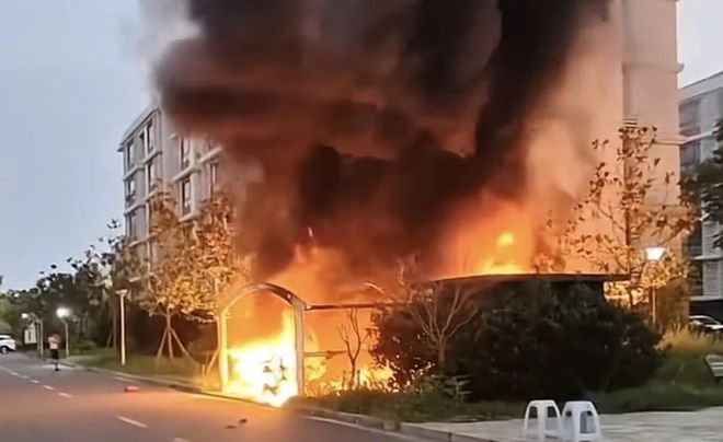 泸州一停车棚火光冲天40余辆电动车烧成“骨架”→(图1)