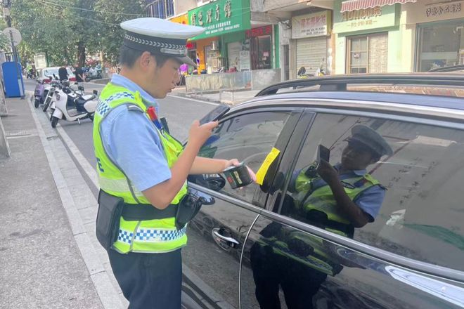 站好“护学岗”铺就“安全路”黄冈交警强力整治校园周边交通秩序(图3)