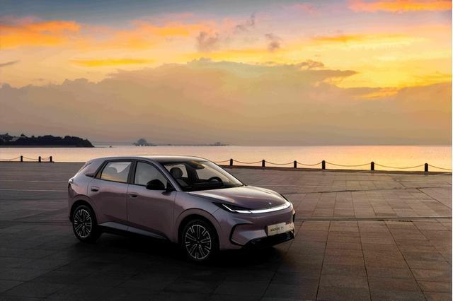 在10万级纯电市场如何定义“精品”极狐T1对比吉利星愿